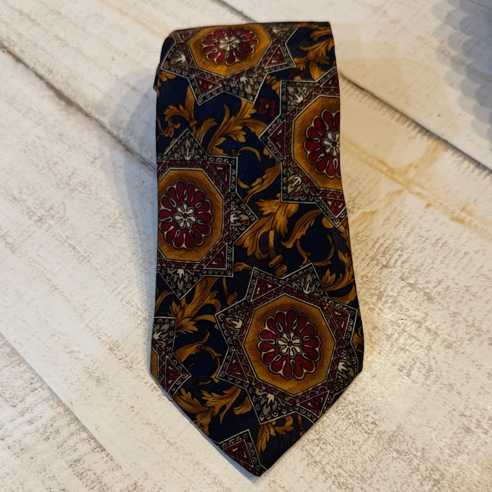 Envoy Elegant Multicolor Men's Tie
55”x4” . Great Condition